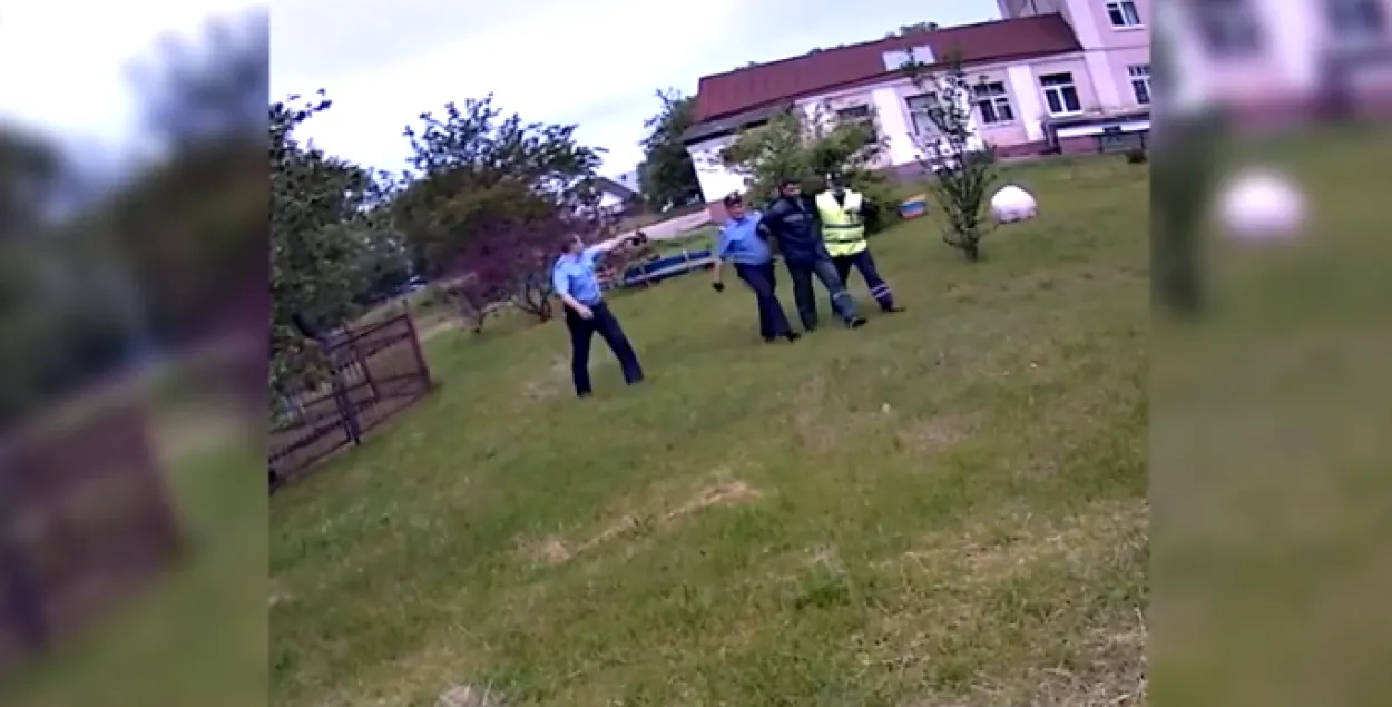 Милиционеры ведут задержанного / Скриншот с видео МВД​