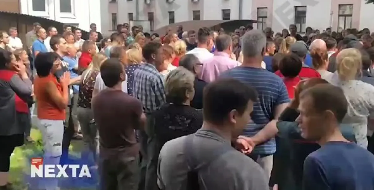 Митинг на заводе имени Козлова / Скриншот с канала NEXTA​