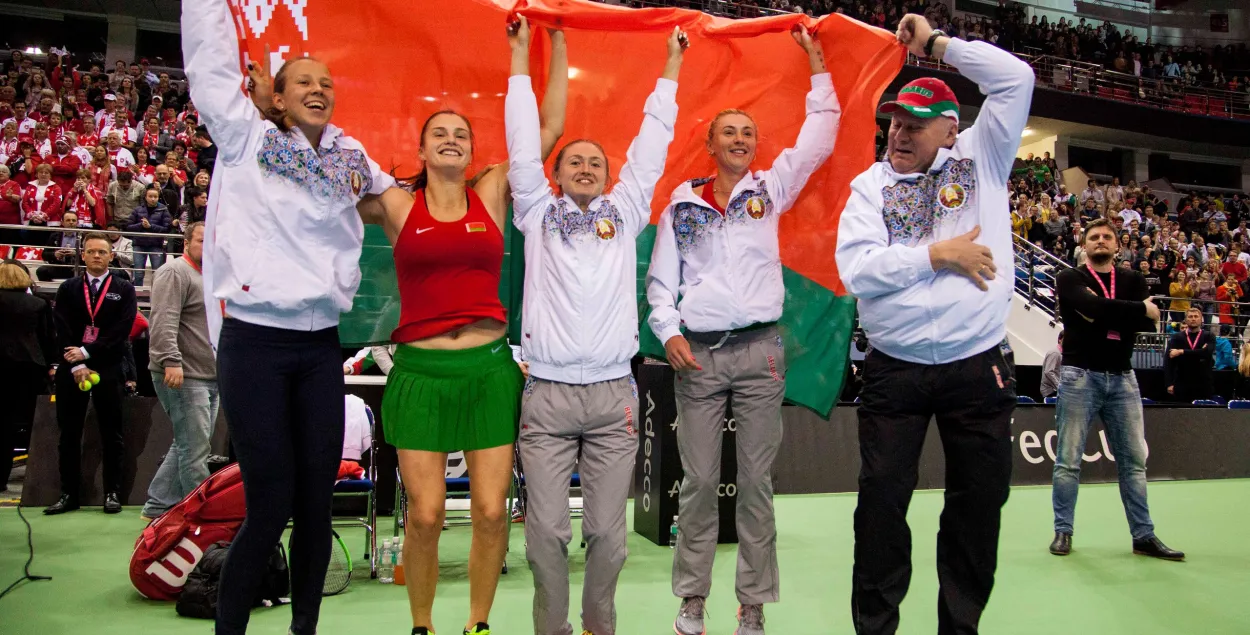 Женская сборная Беларуси по теннису празднует победу в получинале Кубка Федерации. Фото: tennis.by