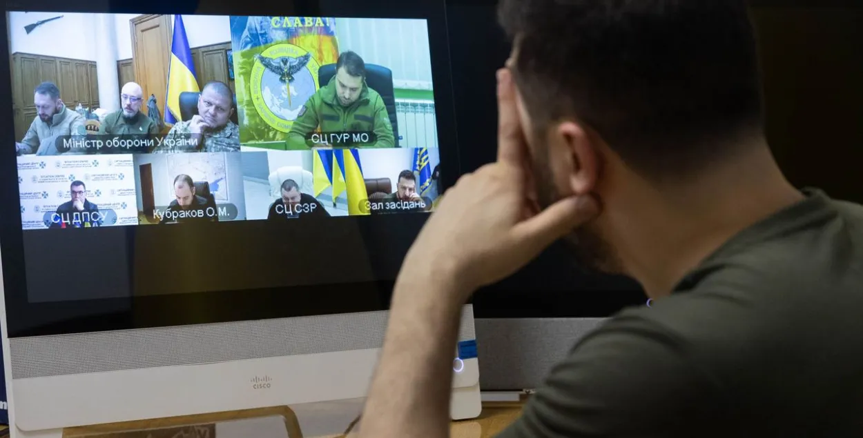 Владимир Зеленский по видеосвязи проводит совещание с руководством Вооруженными силами / Telegram​