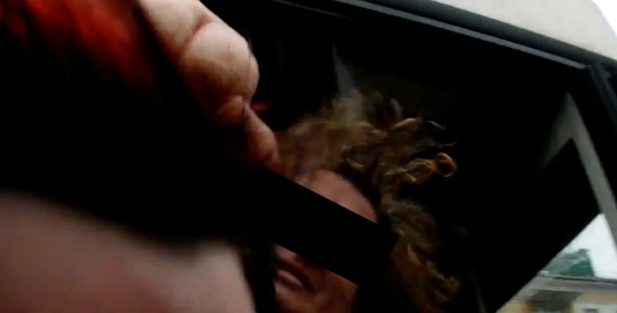 Безбилетница пытается выйти из автобуса / Скриншот с видео