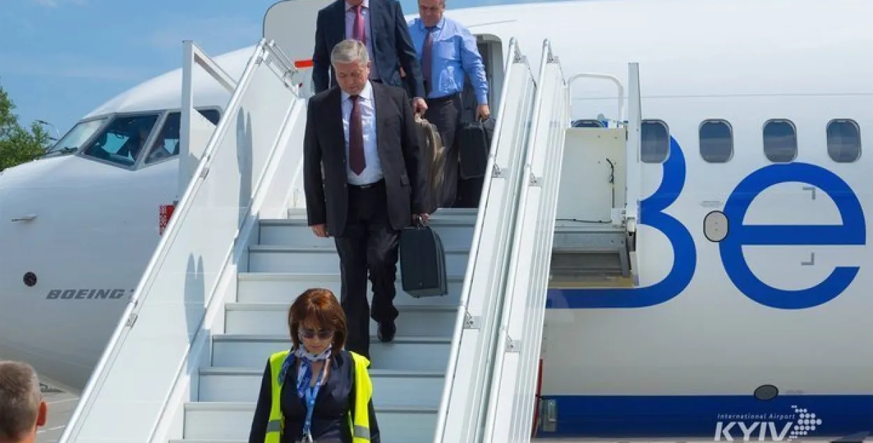 Владимир Семашко и Владимир Макей только что приземлились в Киеве. Фото пресс-службы международного аэропорта &quot;Киев&quot;.
