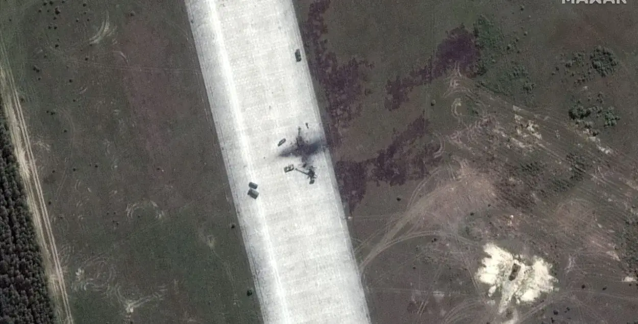 Аэродром Зябровка после после взрывов / Спутниковый снимок Maxar
