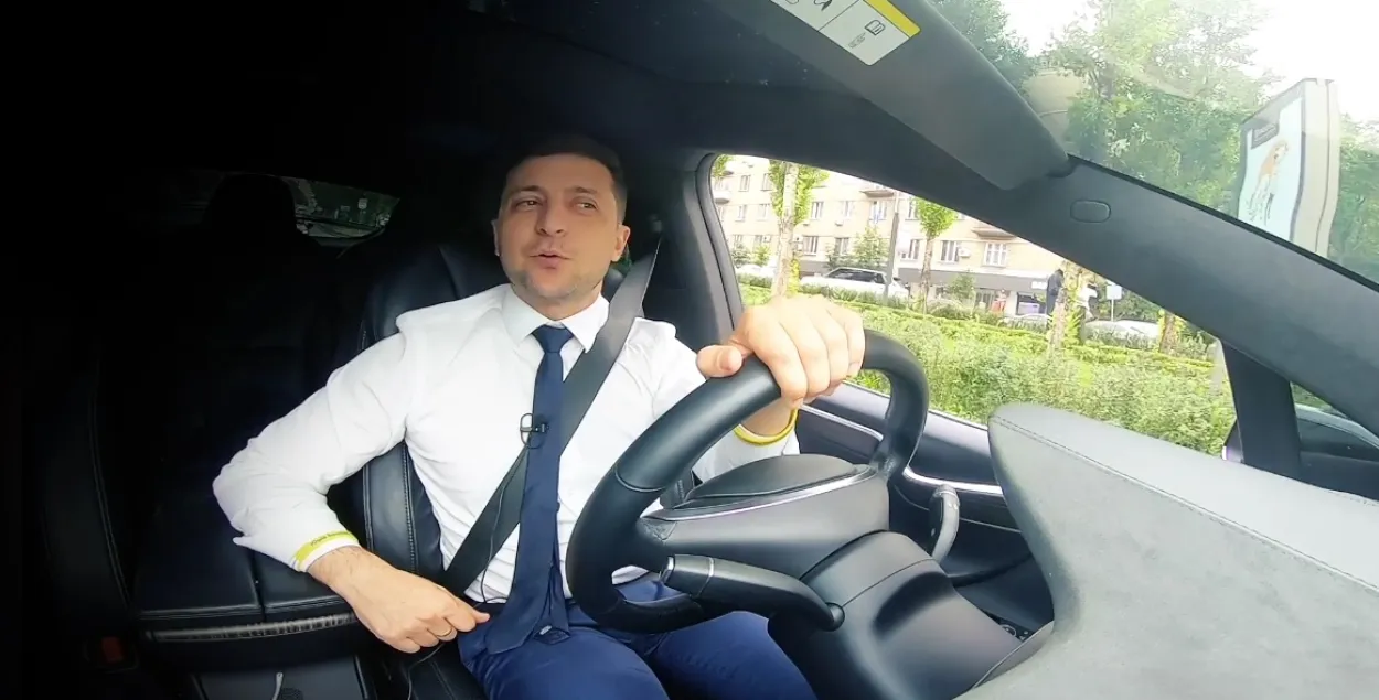 Зяленскі за рулём Tesla заклікаў украінцаў не галасаваць за аферыстаў (відэа)