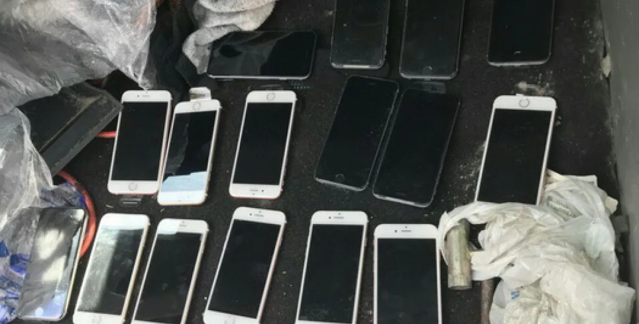 У затрыманага ў Мінску злодзея знайшлі 22 айфоны і чатыры планшэты