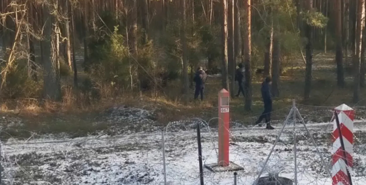 Белорусские пограничники, снятые с польской стороны границы / кадр из видео