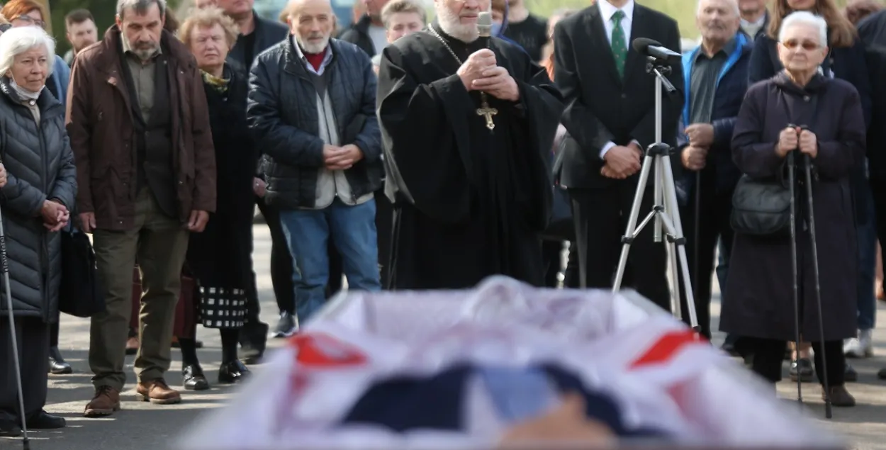 Funeral of Stanislau Shushkevich at the Northern cemetery. May 7, 2022 / Euroradio