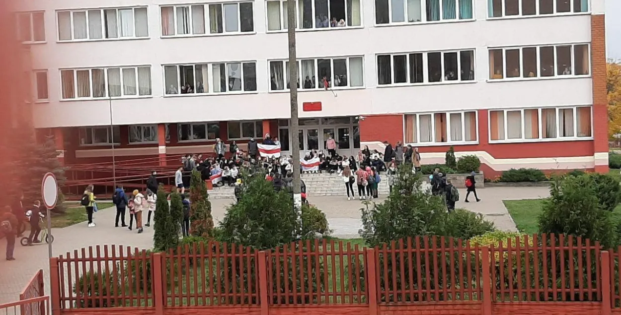 В гимназии Жодино вышли на сидячий протест с национальными флагами / @nashaniva​