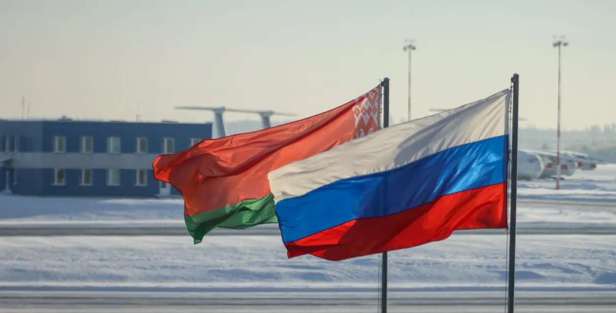 Официальные флаги Беларуси и России