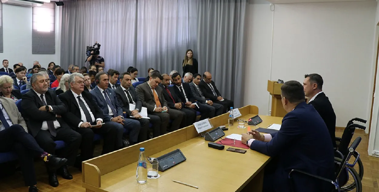 Западные дипломаты слушают оправдания Юрия Амбразевича и Алексея Талая