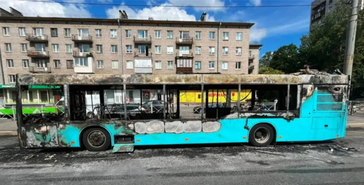 Автобус МАЗ сгорел в Санкт-Петербурге