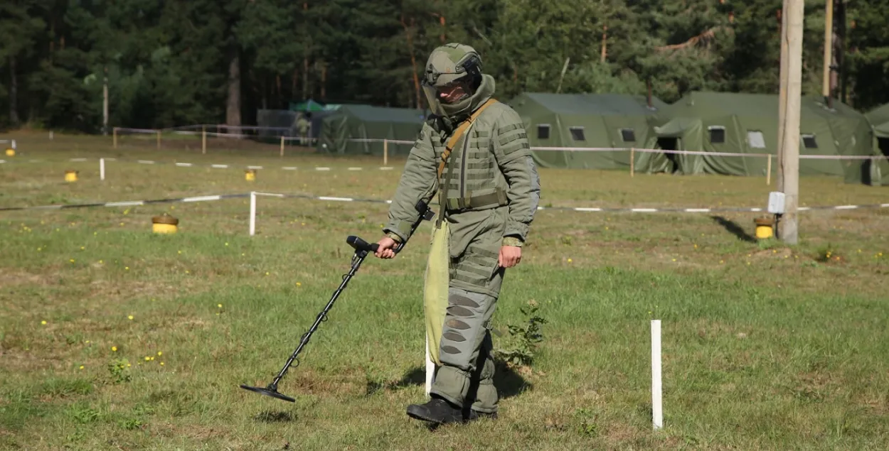 Белорусский пограничник учится искать мины, сентябрь 2023-го / gpk.gov.by