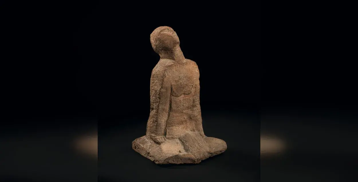 Скульптура Осипа Цадкина "Женщина, стоящая на коленях"