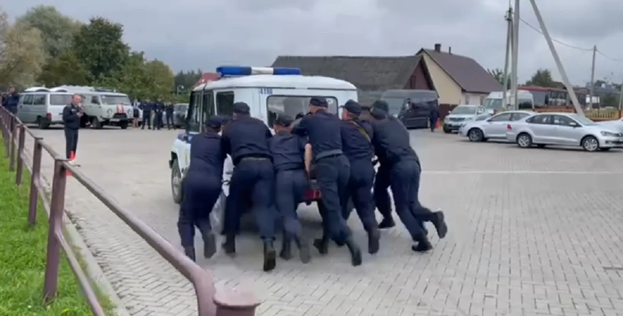 Милиционеры толкают милицейский УАЗик