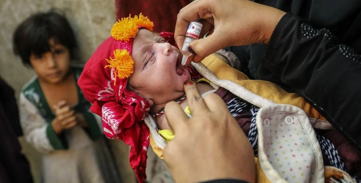 Вакцинация ребенка против полиомиелита в Пакистане / ЮНИСЕФ