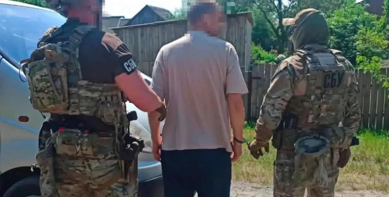 Бойцы СБУ задерживают белоруса по обвинению в шпионаже