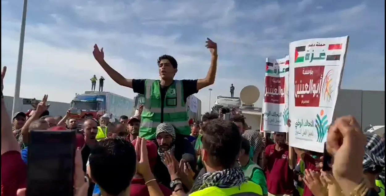 Граница Египта с сектором Газа: люди празднуют, когда грузовики с гуманитаркой наконец могут въехать в сектор / CNN