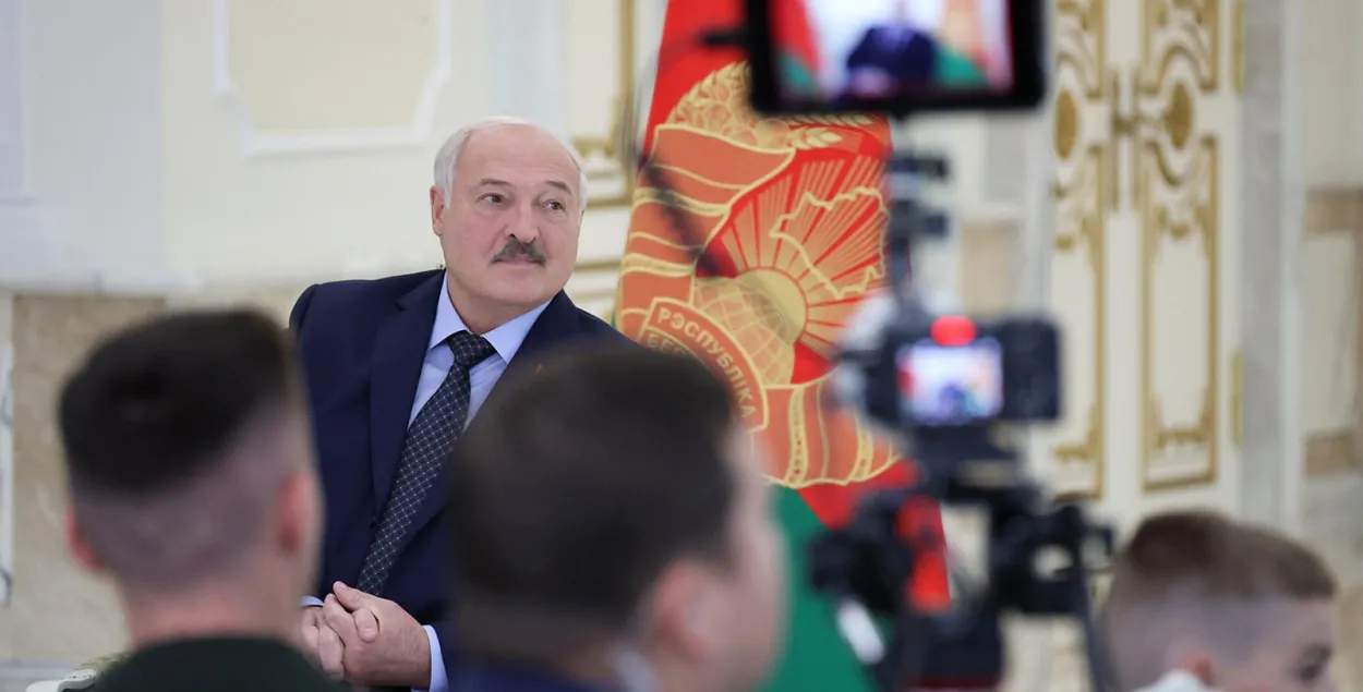 Аляксандр Лукашэнка расказваў моладзі пра ІТ, штучны інтэлект, робатаў і даярак