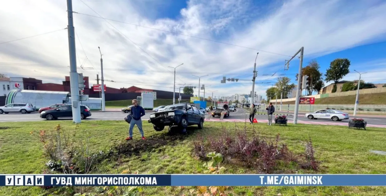 Водитель в Минске снёс клумбу с цветами на круговом перекрёстке | Новости  Беларуси | euroradio.fm