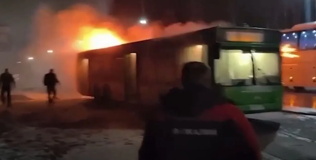 Автобус горит на трассе в Пермском крае РФ