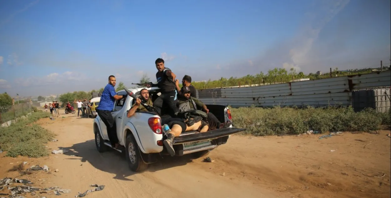 Боевики ХАМАС увозят Шани Лук в кузове пикапа&nbsp;