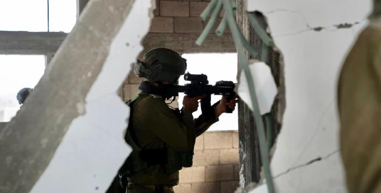 Израильские военные проводят "зачистку" здания