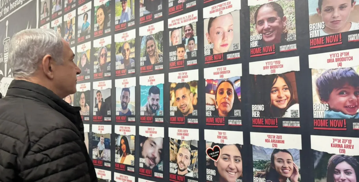 Биньямин Нетаньяху рядом с фото заложников