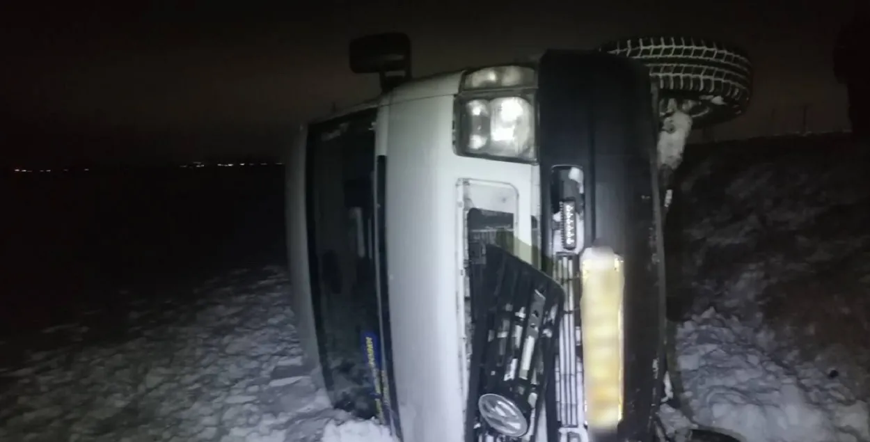 В Барановичском районе перевернулся микроавтобус, пострадали две пассажирки  | Новости Беларуси | euroradio.fm