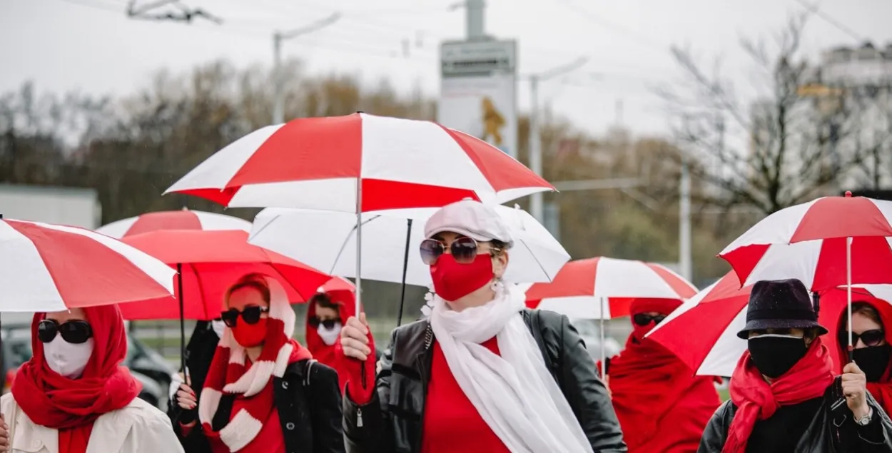 Earlier in Minsk, women held street actions with white-red-white umbrellas / svaboda.org