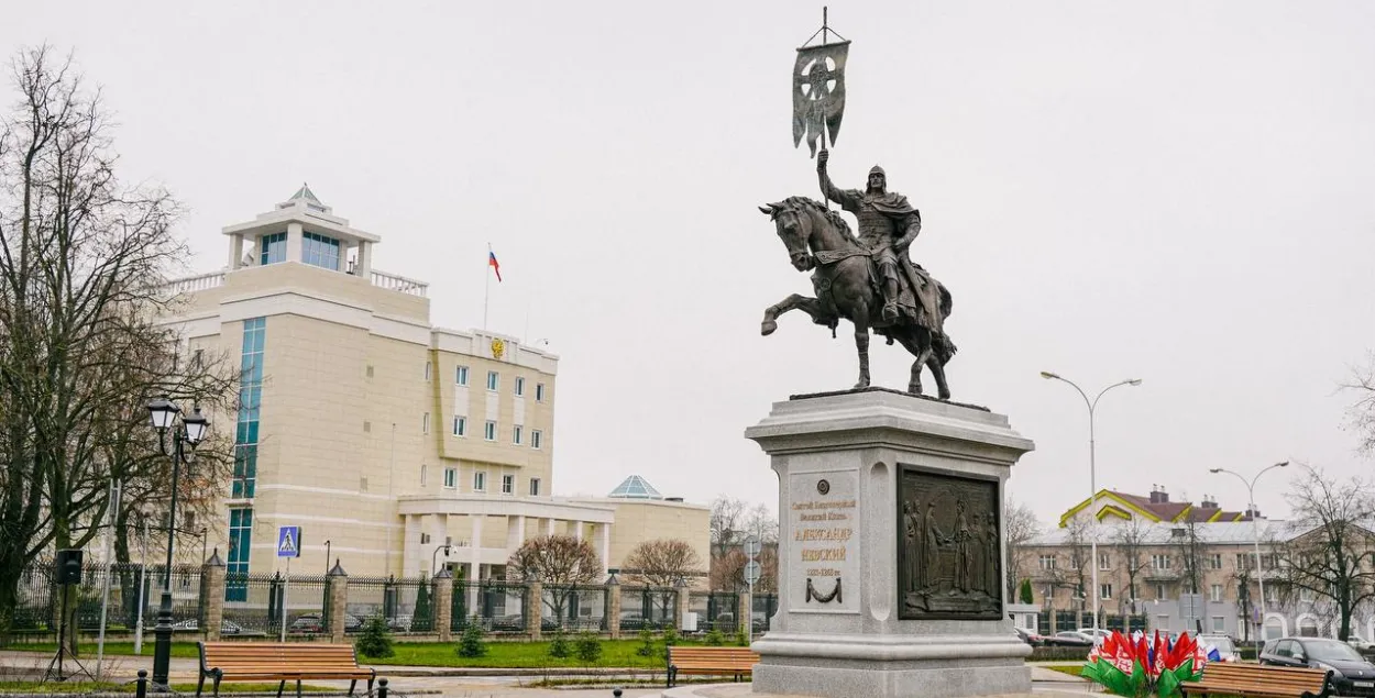 В Минске с пафосом открыли памятник русскому князю и святому Александру Невскому
