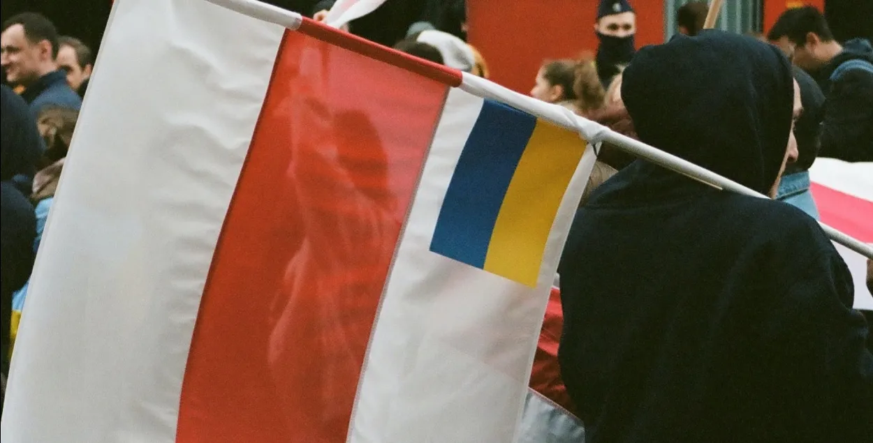 Украинский флажок на белорусском флаге