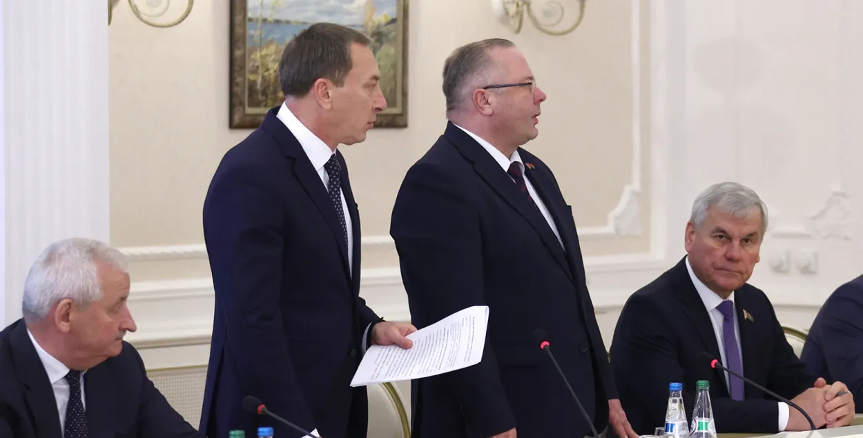 Чиновникам пришлось прислушиваться, чтобы понять шёпот Александра Лукашенко