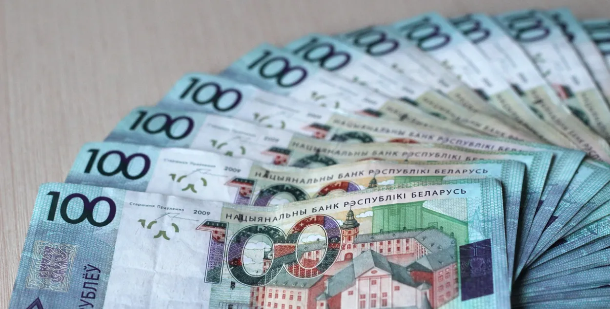 Вместо долларов перевели "денежные средства в белорусских рублях"