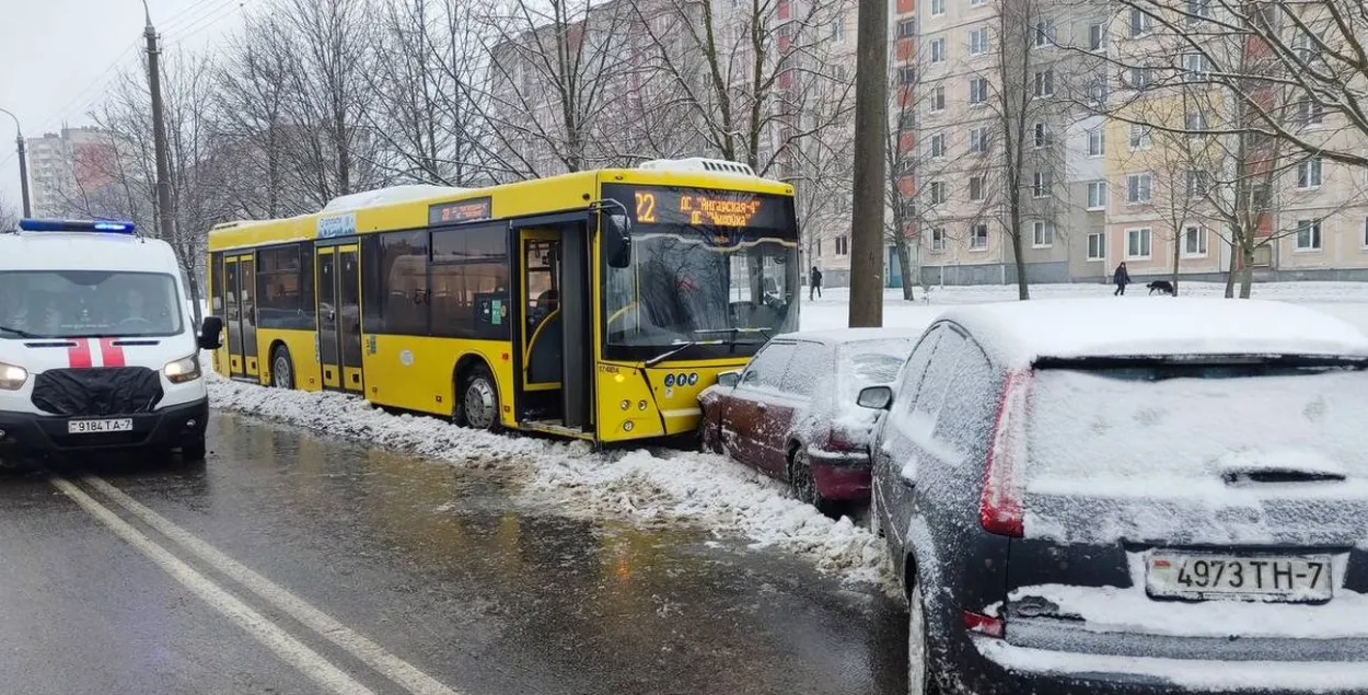 В Минске пассажирский автобус врезался в припаркованные автомобили |  Новости Беларуси | euroradio.fm