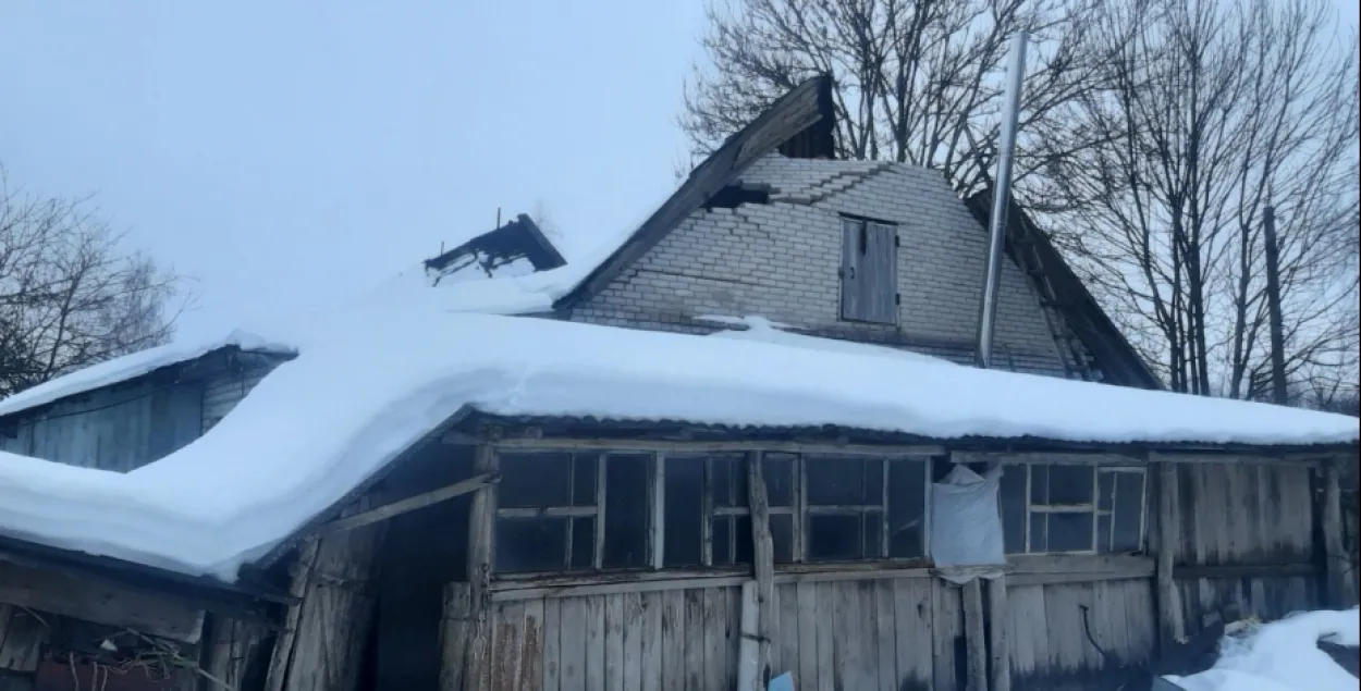 Под тяжестью снега в Могилевской области обрушились крыши двух домов |  Новости Беларуси | euroradio.fm