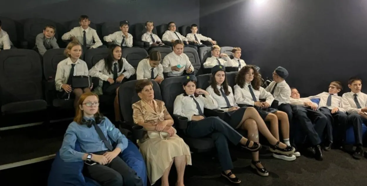 Члены БРСМ на просмотре фильма "На другом берегу" в кинотеатре Калинина в Гомеле
