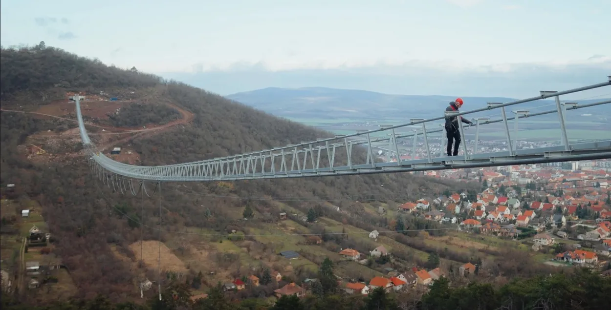 Подвесной пешеходный мост в Венгрии