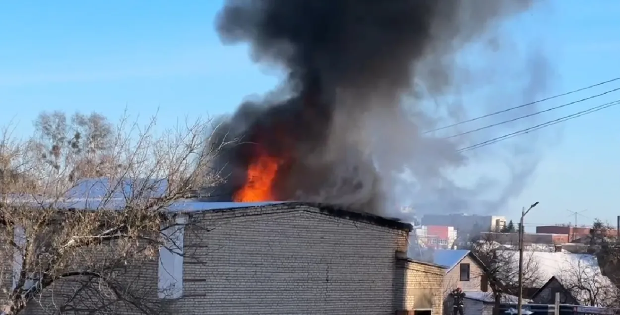 Огонь охватил крышу здания