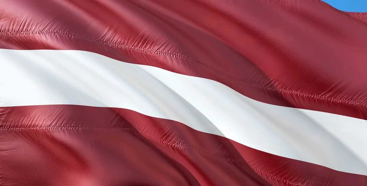 Латвийский флаг, иллюстративное фото