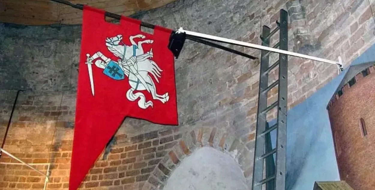 Флаг с "Погоней" в Каменецкой башне