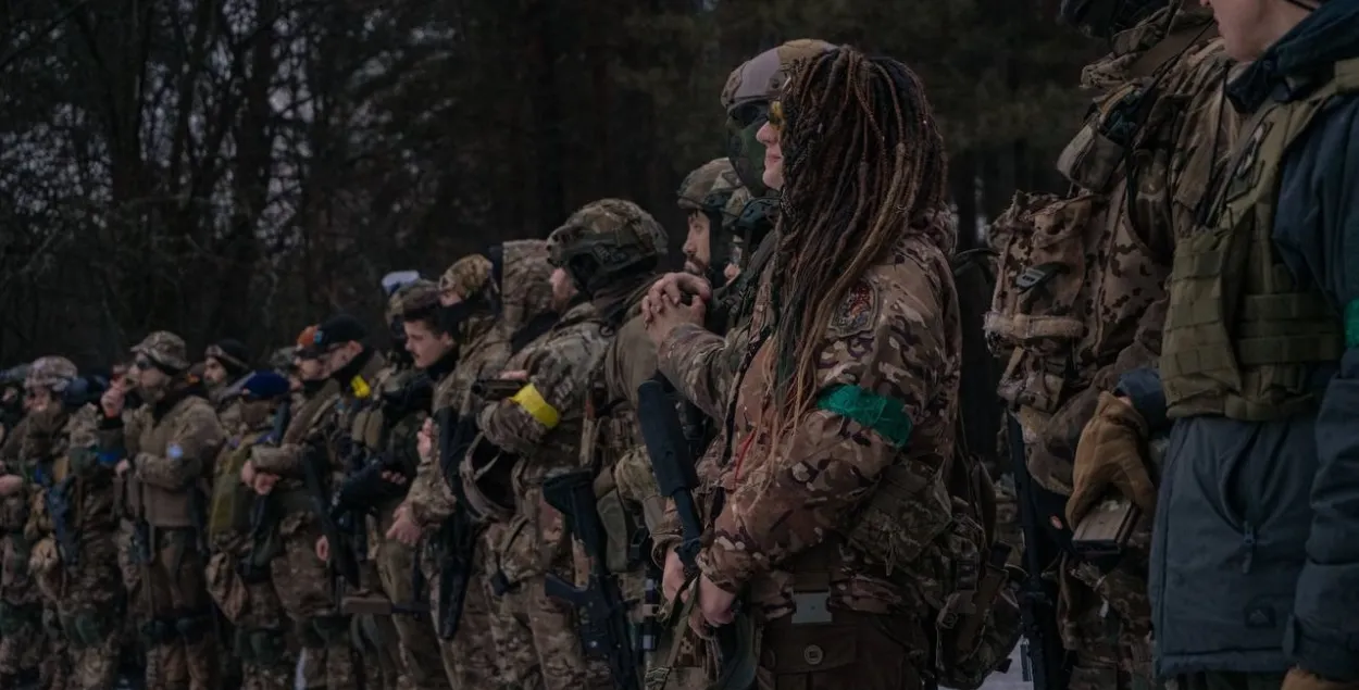 Украинские бойцы ведут бои с численно преобладающим противником
