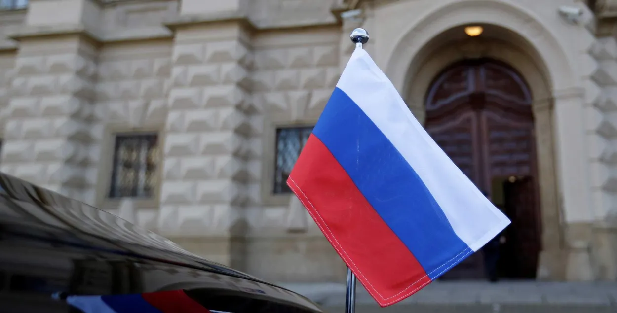 Машина российского посла перед зданием МИД Чехии, иллюстративное фото
