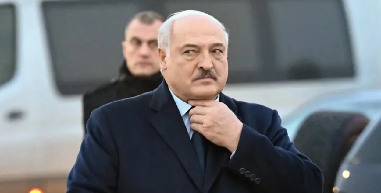 Аляксандр Лукашэнка чакае касцюм
