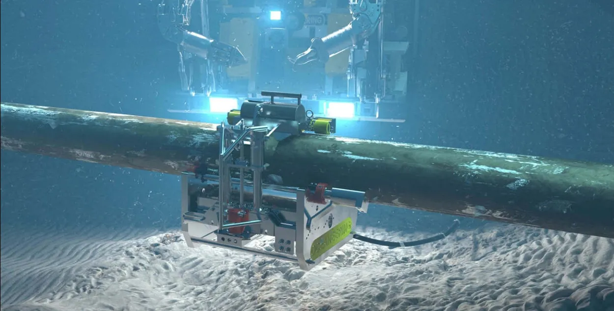 Подводный аппарат проверяет трубопровод
