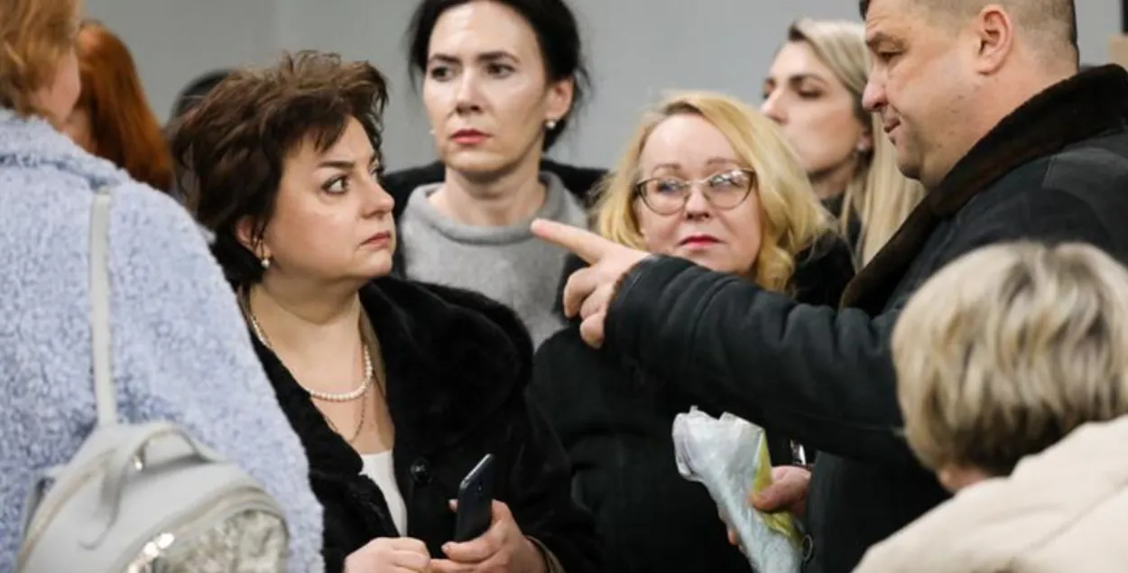 Инна Солдатенко — с телефоном в руках
