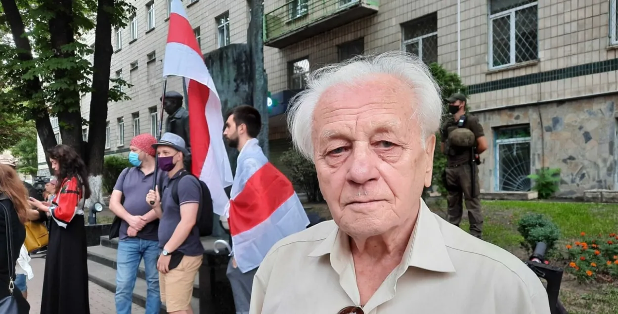 Степан Хмара возле посольства РБ в Киеве, 10 августа 2020 года
