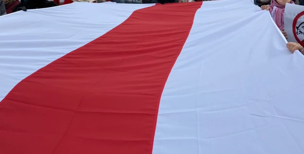 Огромный бело-красно-белый флаг на уличной акции 2020-го в Минске
