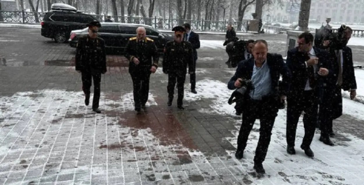 Аляксандр Лукашэнка пад снегам ідзе ў Цэнтральны дом афіцэраў
