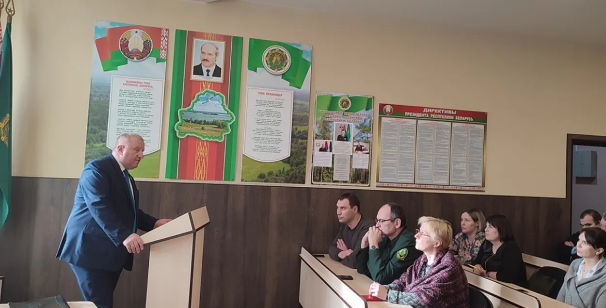 В Беларуси во время репрессий белорусы молча слушают пропагандистов и "кандидатов"
