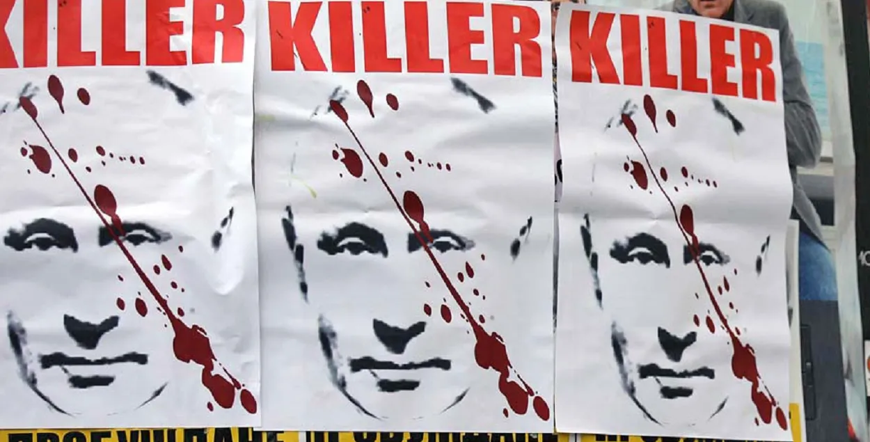 На уличных акциях на Западе Владимира Путина нередко называют убийцей
